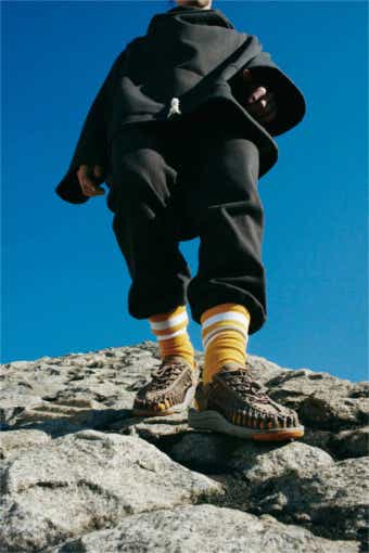 キーン「ユニーク」で岩場を登る男性