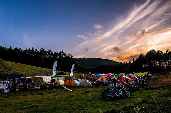群馬県のキャンプ場に設営されたテントとバイクと夕焼け空