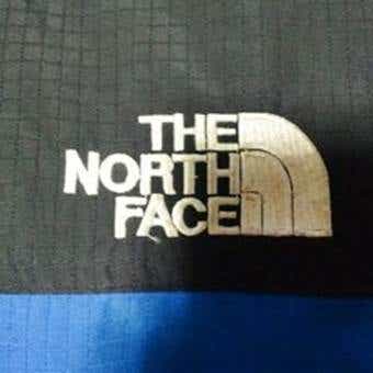 ザ・ノース・フェイスのベストに刺繍された偽物ロゴ