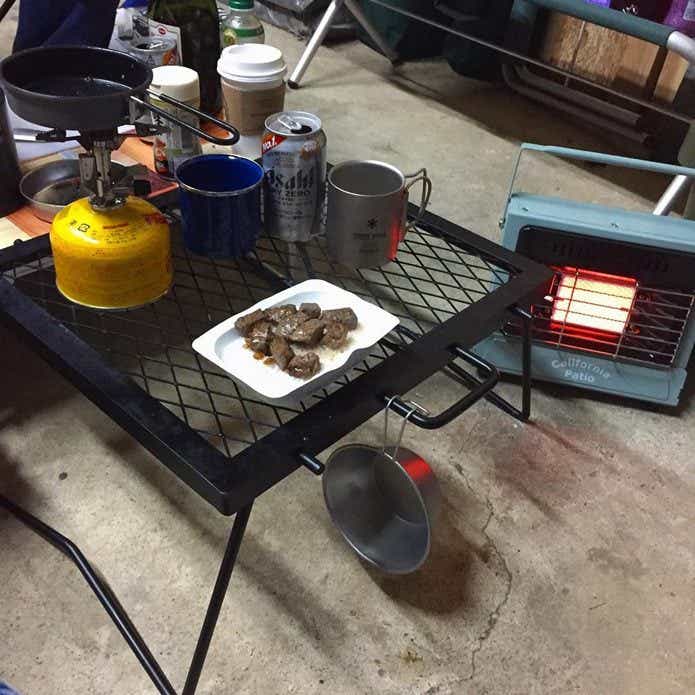 カリフォルニアパティオのガスヒーター　テーブルに肉やマグカップ