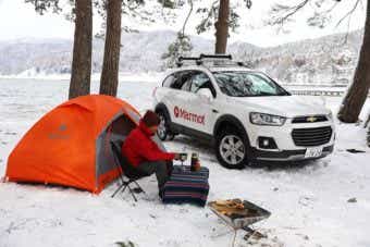 雪の中でのキャンプ　テント　車