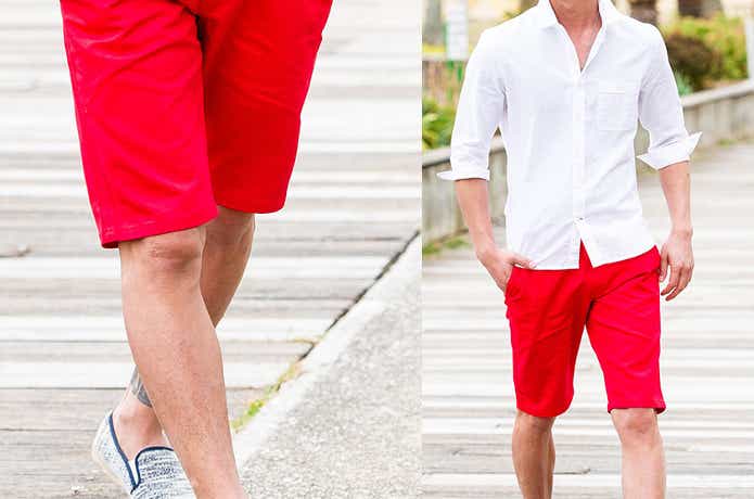 赤い半ズボンを履く男性
