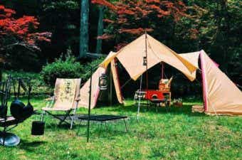 キャンプ場のテントとキッチン用品とチェア
