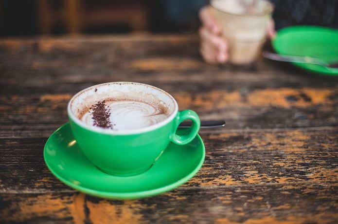 緑のマグカップとコーヒー