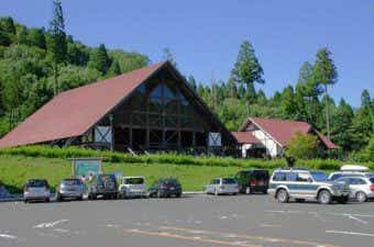 赤い三角屋根の建物　駐車場