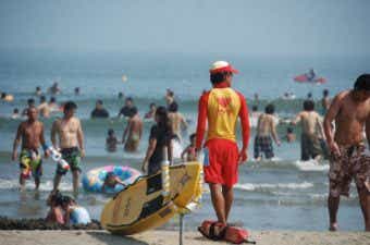 海　ライフセーバー