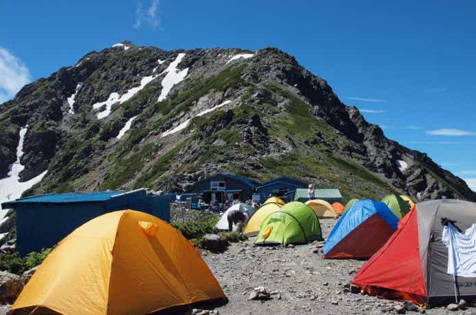 山のふもとに立ち並ぶテント