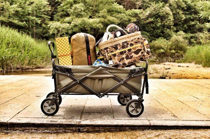 荷物を運ぶカートとキャンプ道具