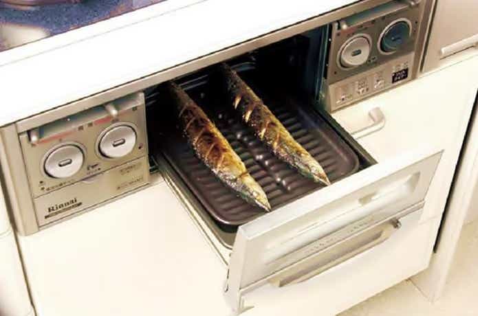 グリルプレートで魚を焼いている