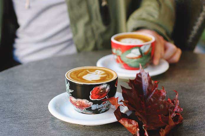 ペアマグカップとコーヒー
