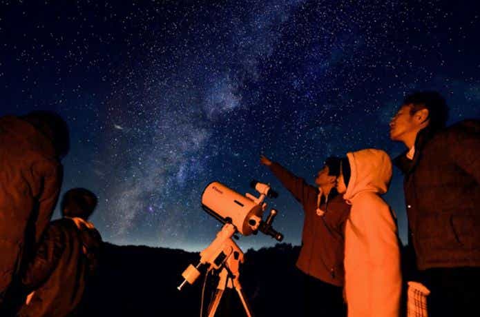 天体望遠鏡と空を見上げる人達