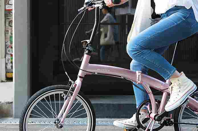 ピンクの折り畳み自転車