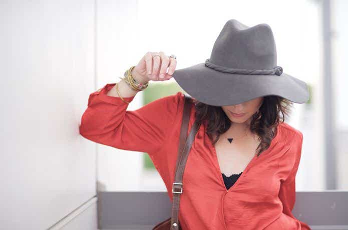 UVカット　帽子をかぶる女性