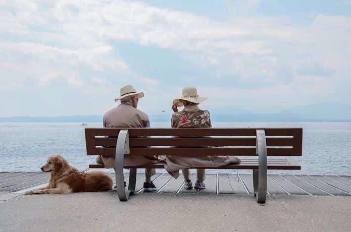 UVカット　おそろいの帽子を被る老夫婦と愛犬