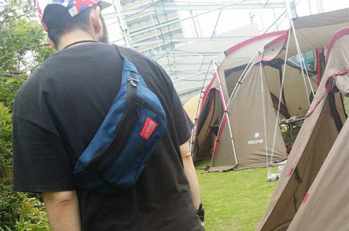 マンハッタンポーテージ ウエストバッグをつけている男性とテント