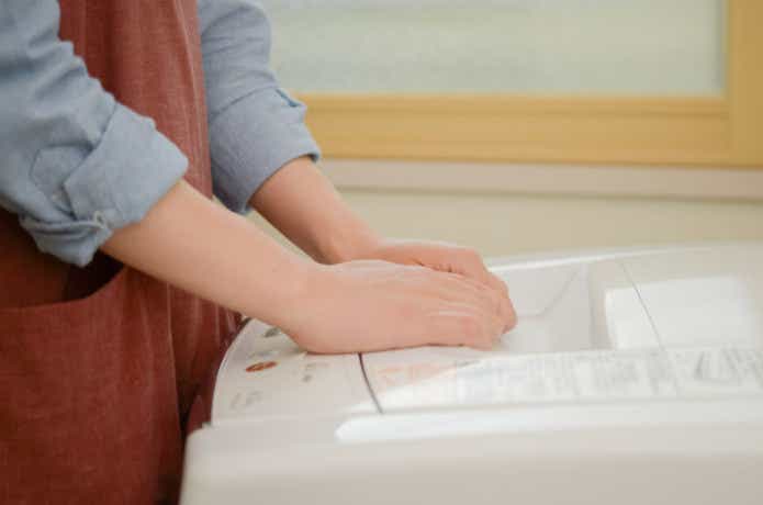 パタゴニア　レインウェアを洗濯する女性