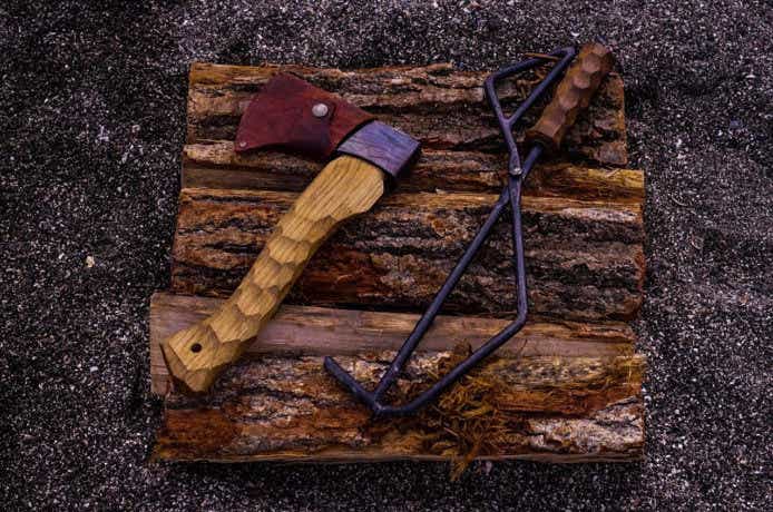 斧と薪ばさみ
