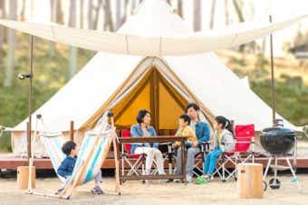 グランピングサイトと家族