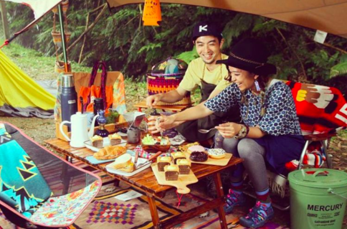 キャンプをする男女