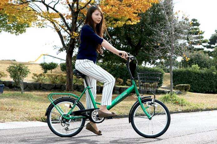 20インチ自転車に乗る女性　atm009_m_05