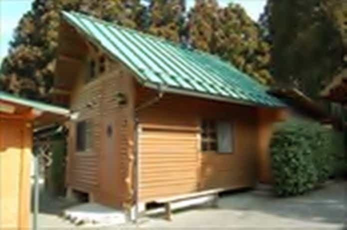 天川村みのずみオートキャンプ場のコテージと緑色の屋根
