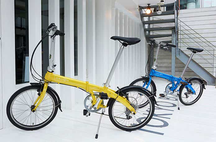 青と黄色の安い折りたたみ自転車
