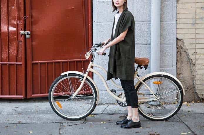 おしゃれな自転車に乗る女性