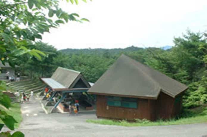 滋賀県希望が丘文化公園のコテージと炊事場