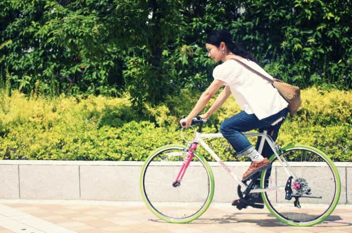 自転車のタイヤと女性