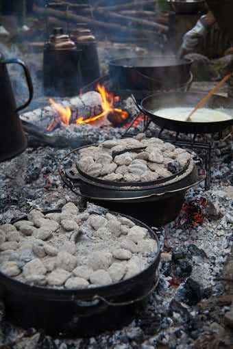 熾火で調理中のダッチオーブン　photo_007