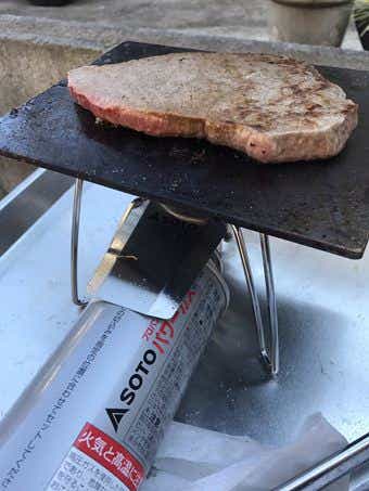 鉄板でステーキ