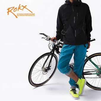 ROKXのパンツを履いている男性と自転車