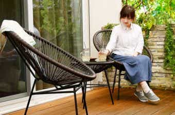 ガーデンチェアに座る女性