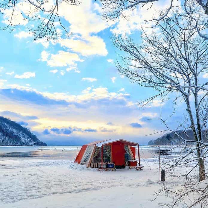 湖畔に設置したテントと冬景色