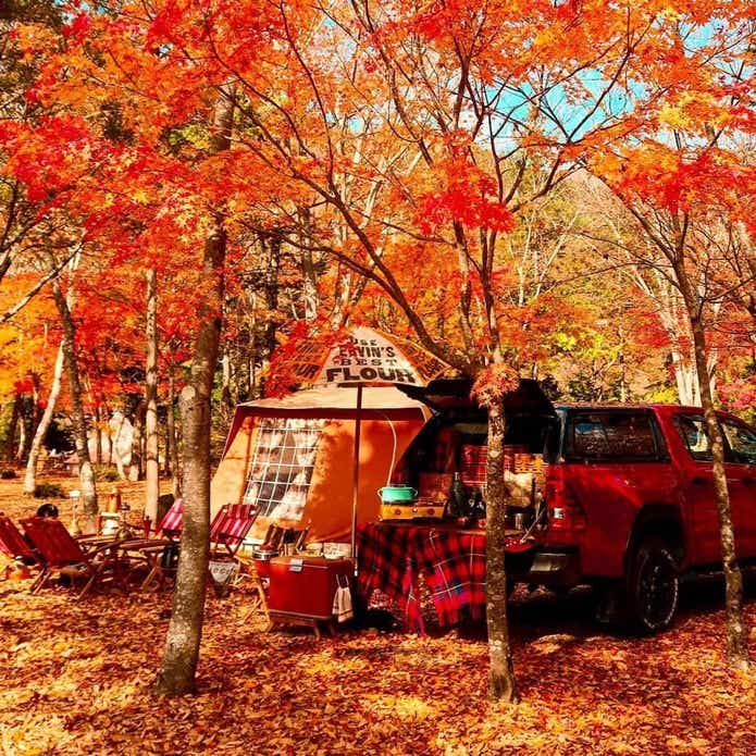 紅葉の中に設置したテントと車