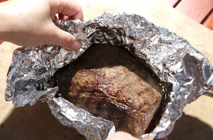 焼き目をつけた肉をアルミホイルで包む　beef2