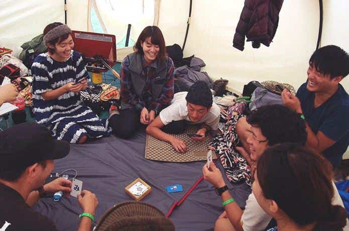 カードゲームをするグループ