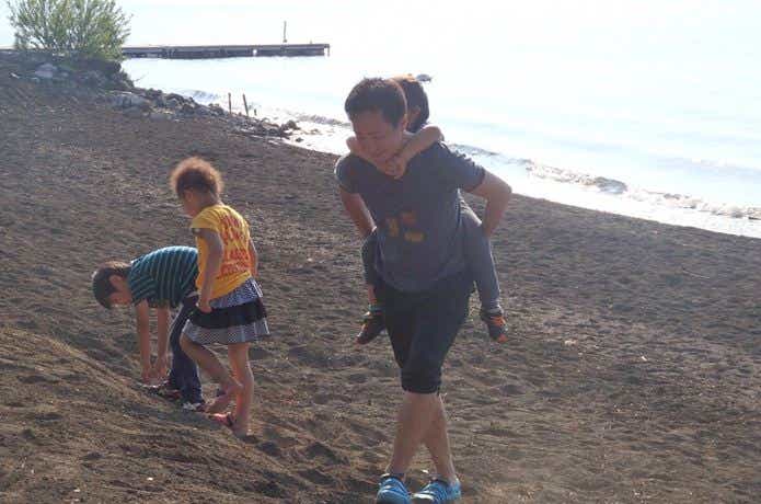砂浜で遊ぶ親子　OLYMPUS DIGITAL CAMERA