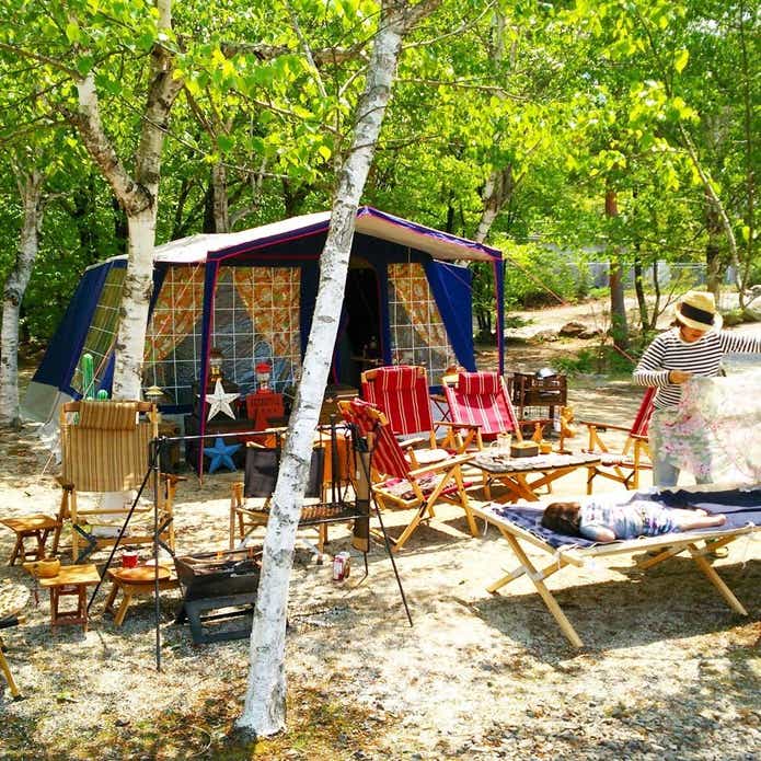 木陰に設営したテントとテーブルセット