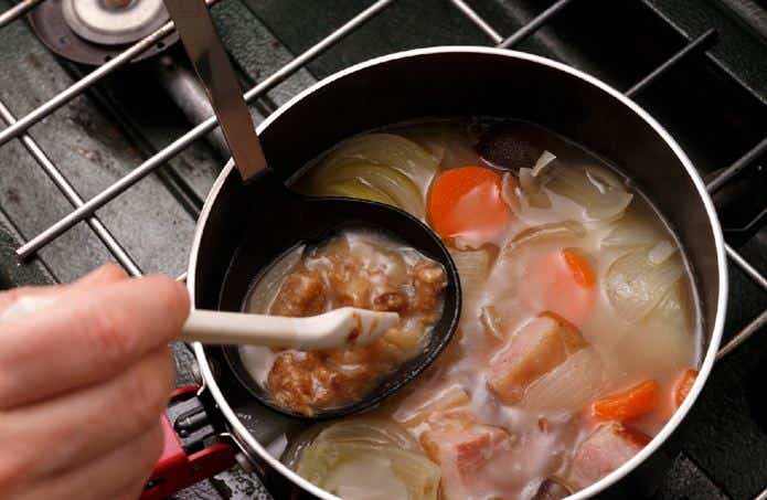 調理中の味噌汁　soup