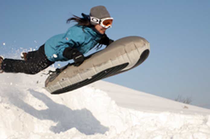 エアボードで雪滑りをする女性