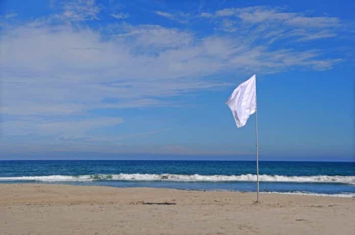 海に立った旗
