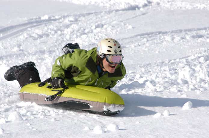 エアボードで雪山を駆け抜ける女性