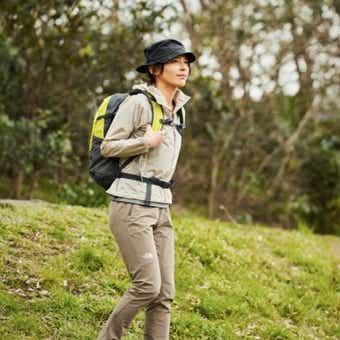 ザ・ノース・フェイスのパンツを履いた登山をする女性