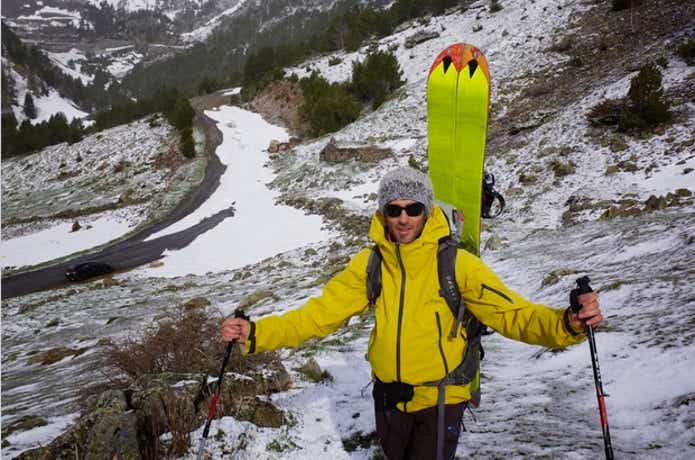 アークテリクスのマウンテンパーカーを着て登山をする女性
