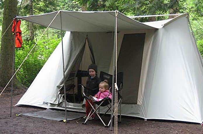 カーカムスのテントと子供2人