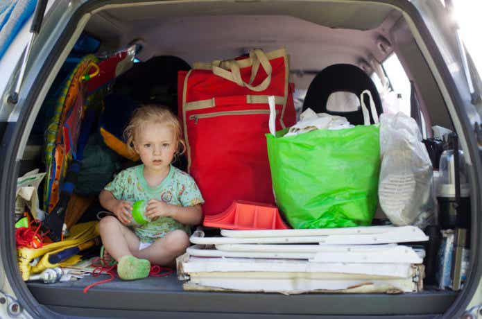 車に乗せた子供と荷物
