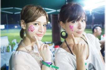 フェイスペイントをした女性二人組