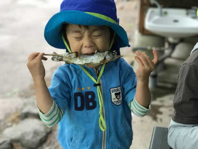 串焼きを食べる子供