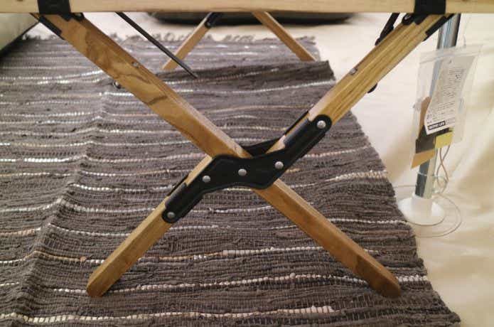 折り畳み式木製テーブルの脚部